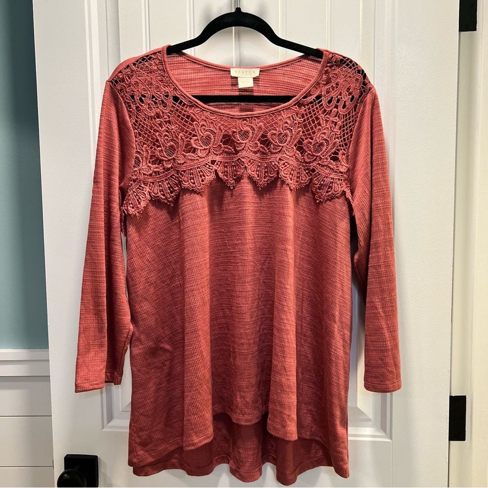 Status by Chenault Rose colored Blouse with Beautiful Lace Detail. Size XXL.‎
